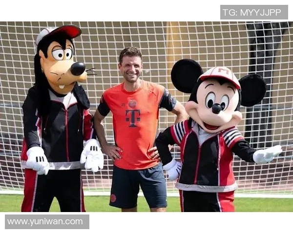 足球明星与迪士尼梦幻世界的奇妙合影瞬间分享